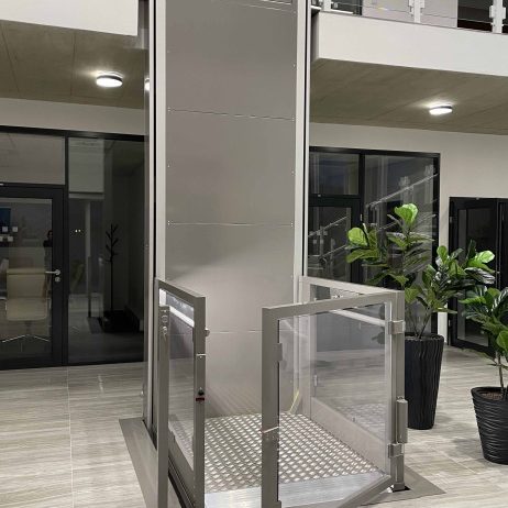Lift für Menschen mit eingeschränkter Mobilität in einem modernen Innenraum. Lift für Menschen mit eingeschränkter Mobilität in einem modernen Innenraum.