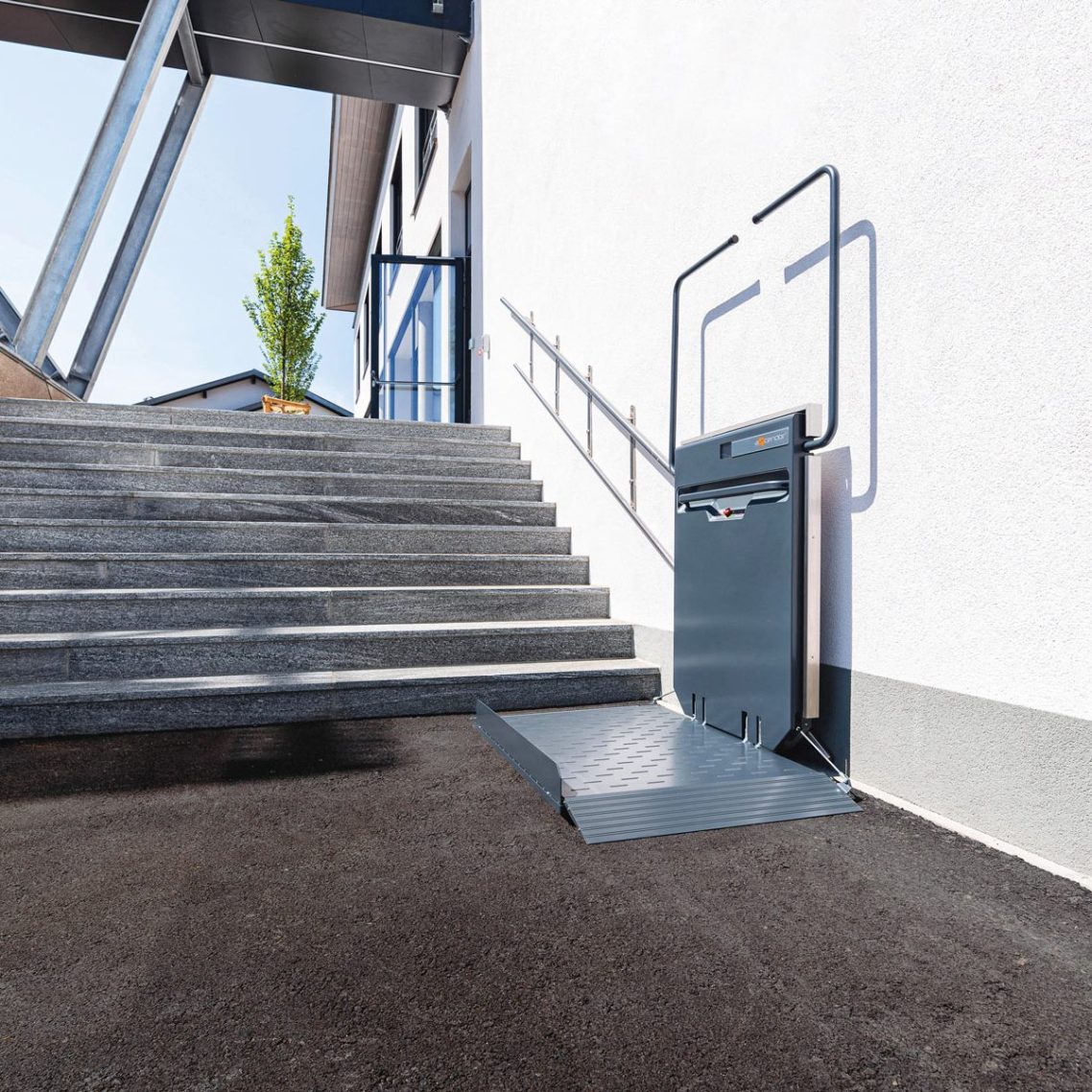 Klappbare Rampe an einer Treppe für barrierefreien Zugang. Klappbare Rampe an einer Treppe für barrierefreien Zugang.